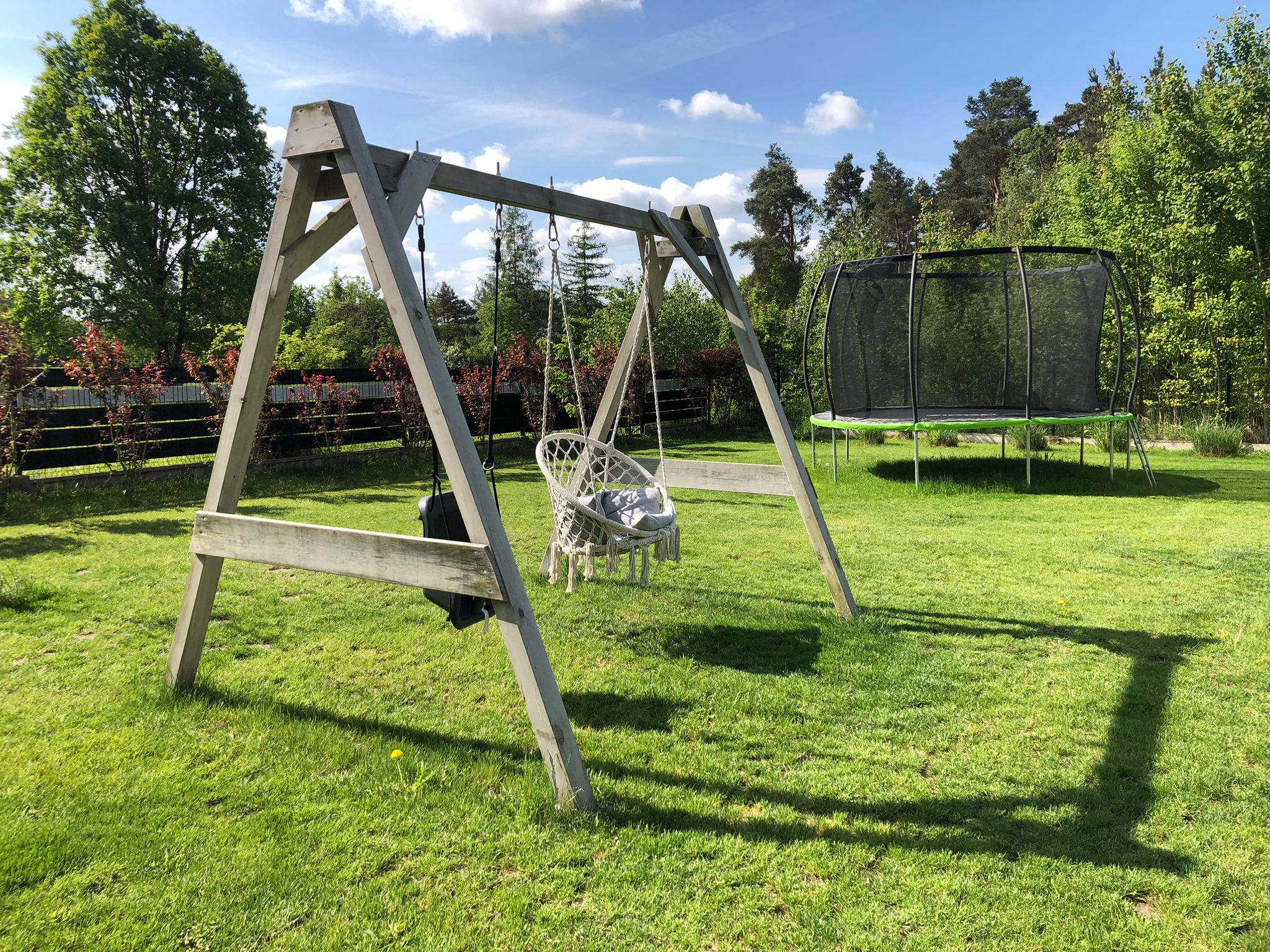 Willa Mormin - huśtawki i trampolina w ogrodzie dla dzieci