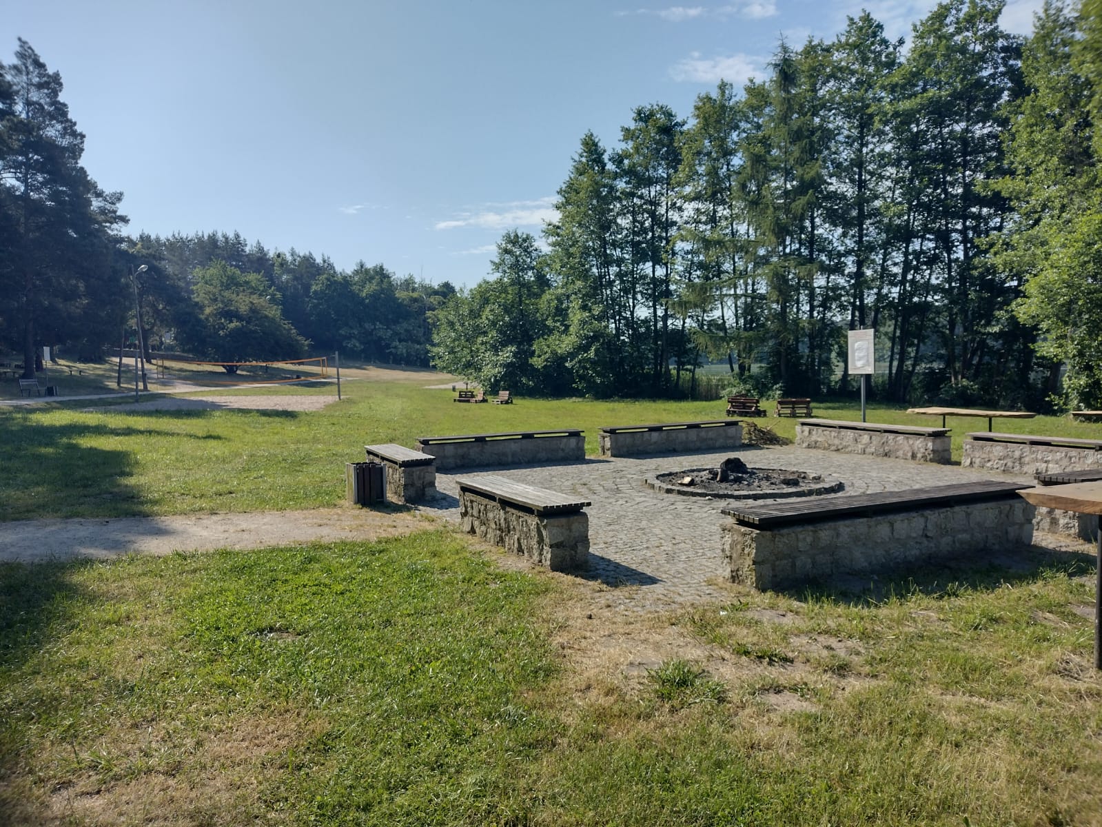 Miejsce wypoczynkowe nad wodą w okolicy Willi Mormin